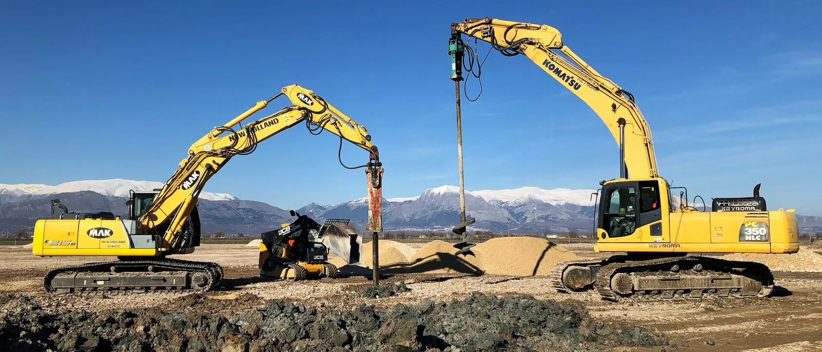 Escavatori con vibroinfissori applicati in cantiere