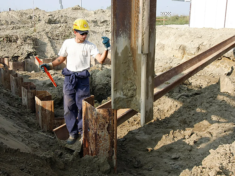 Palancole in acciaio in un cantiere idraulico