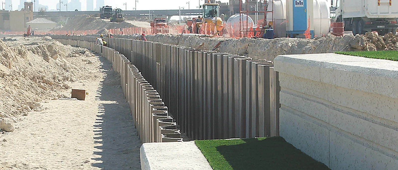 Palancole in composito FRP lungo un canale