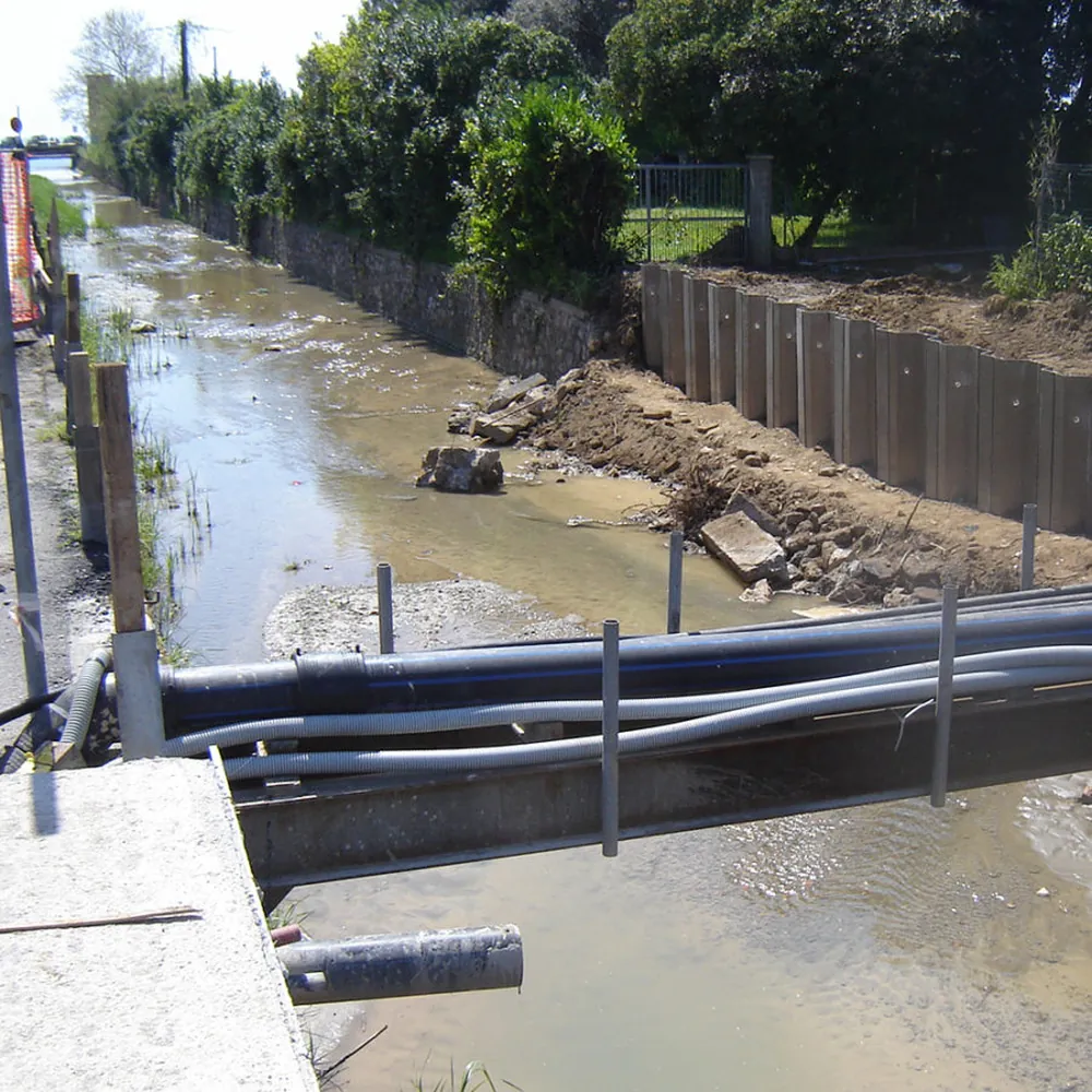 Palancole in composito FRP lungo un canale
