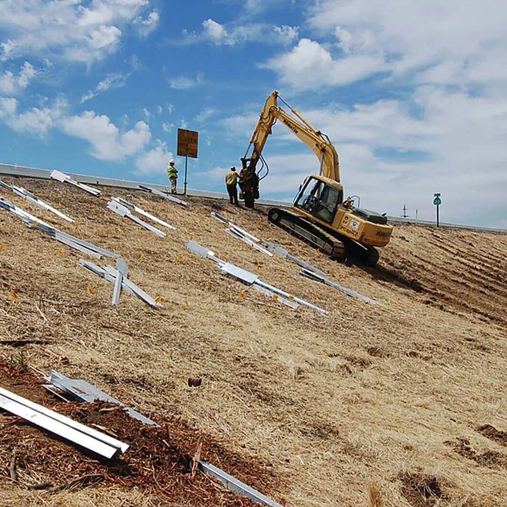 Escavatore durante l'infissione degli elementi Plate Pile